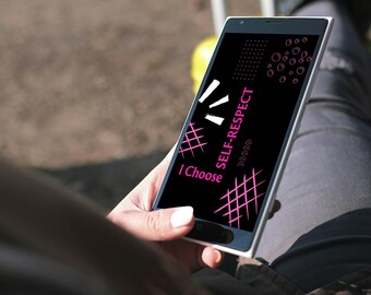 Może przedstawiać: Smartfon z czarnym ekranem, na którym widoczne są różowe i białe elementy graficzne, w tym wzór kratki, kółka oraz napis "I Choose SELF-RESPECT" wykonany pogrubioną czcionką bezszeryfową. Urządzenie posiada białą ramkę i czarny panel przedni.