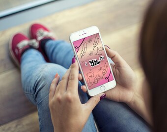 Może przedstawiać: Biały smartfon wyświetla różowo-białą grafikę z napisem "I KNOW MY WORTH". Projekt zawiera pióra, gwiazdę i misia. Telefon trzyma osoba ubrana w niebieskie dżinsy i czerwone buty.