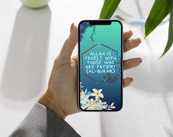 Może przedstawiać: Smartfon wyświetlający cyfrową tapetę z niebiesko-morskim gradientem. Na ekranie znajduje się sześciokątna ramka z tekstem "ALLAH IS TRUELY WITH THOSE WHO ARE PATIENT (AL-QURAN)" otoczona ilustracjami kwiatowymi.