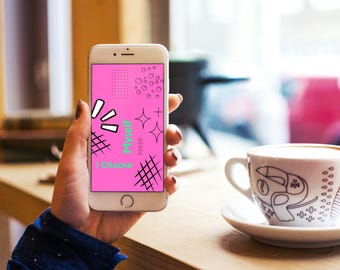 Może przedstawiać: Biały smartfon z jasnoróżowym ekranem z czarnymi wzorami graficznymi, w tym gwiazdami, kółkami i liniami siatki. Tekst "I Choose Myself" jest wydrukowany jasnoniebieską czcionką na środku ekranu.