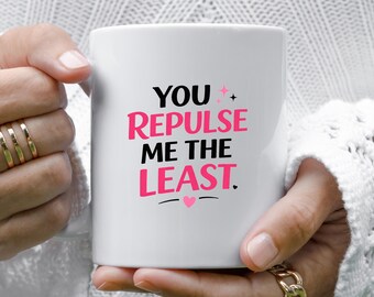 Taza divertida de San Valentín - Anti-San Valentín sarcástico - Me repugnas menos - Regalo de amor con humor VM24