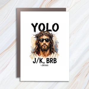 Può includere: Un biglietto d'auguri bianco con un'illustrazione in stile acquerello di una figura con lunghi capelli castani, barba e corona di spine, che indossa occhiali da sole neri. Il testo recita YOLO sopra e J/K, BRB -Jesus sotto la figura.