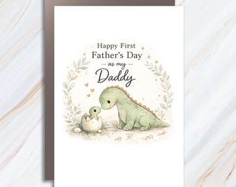 Pode incluir: Um cartão de saudação para o Dia dos Pais com uma ilustração em aquarela de um dinossauro verde e um bebê dinossauro saindo de um ovo. O cartão diz "Happy First Father's Day as my Daddy" em uma fonte decorativa.