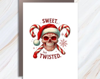 Könnte beinhalten: Eine weiße Grußkarte mit einem rot-weißen Totenkopf, der eine Weihnachtsmannmütze trägt und vor zwei gekreuzten Zuckerstangen platziert ist. Der Text lautet SWEET, but TWISTED. Rote Schneeflocken sind um die Illustration verteilt.