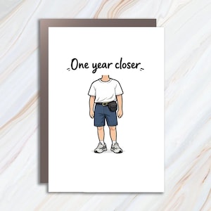Può includere: Biglietto di auguri con un'illustrazione a cartoni animati di una persona con una maglietta bianca, pantaloncini blu e scarpe da ginnastica. Il testo "One year closer" è scritto sopra l'illustrazione.