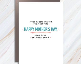 Divertida tarjeta del Día de la Madre de parte del segundo hijo: Nadie lo hace bien a la primera. Tarjeta para mamá de parte de su hija o hijo MC42