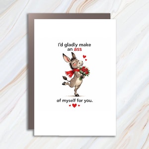 Puede incluir: Una tarjeta de felicitación blanca con un burro de dibujos animados que lleva una bufanda roja y sostiene un ramo de rosas rojas. El texto dice, I'd gladly make an ass of myself for you, con pequeños corazones rojos sobre y bajo el burro.