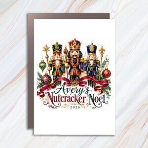 Peut inclure: Une carte de vœux rectangulaire illustrée de trois casse-noisettes en uniformes vert, violet et bleu. Le texte indique Avery's Nutcracker Noel 2026, entouré de rubans rouges décoratifs, de sceptres dorés et de boules de Noël colorées.