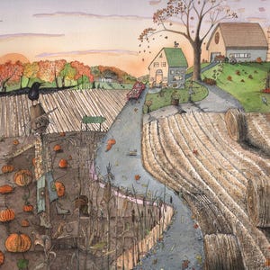 Puede incluir: Pintura a la acuarela de una escena rural otoñal. Un cuervo vuela sobre un espantapájaros en un campo de calabazas. Un camino pasa por una granja, campos de balas de heno y un silo. El cielo es de color naranja y rosa cálido.