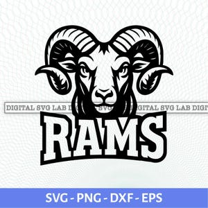 Pode incluir: Gráfico preto e branco da cabeça de um carneiro com grandes chifres curvos. Abaixo da cabeça do carneiro está a palavra "RAMS" em letras maiúsculas e em negrito. A imagem inclui o texto "DIGITAL SVG LAB DIGI" e "SVG - PNG - DXF - EPS".