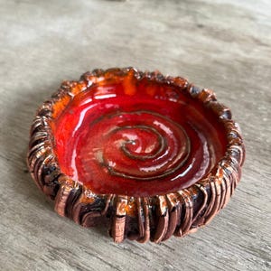 Plato para anillos de cerámica hecho a mano, esmalte rojo anaranjado, soporte para joyas, diseño en espiral.