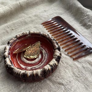 Porta-anéis de cerâmica com espiral vermelha e branca, porta-joias artesanal com borda listrada, Scarlet Pottery