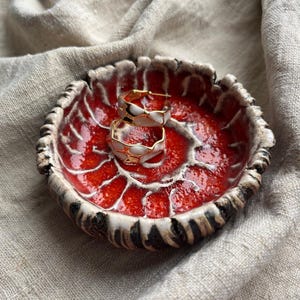 Ceramiczny talerz na biżuterię z czerwonego amonitu, ręcznie robiony stojak na biżuterię z białym szkliwem żyłkowym, ceramika kopalna