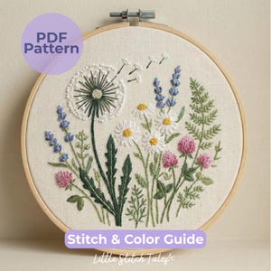 Op de afbeelding: Geborduurd bloemendesign in een houten hoepel. Het kunstwerk toont een witte paardenbloem, madeliefjes, lavendel en klaver. De tekst "PDF Pattern" en "Stitch & Color Guide" zijn zichtbaar. Het ontwerp staat op een crèmekleurige stof.