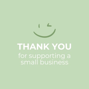 Peut inclure: Un graphique carr&eacute; vert sauge clair avec un visage souriant et clin d'&oelig;il dessin&eacute; &agrave; la main en vert fonc&eacute; en haut. Sous le visage, le texte indique THANK YOU en lettres capitales blanches, suivi de for supporting a small business en blanc.