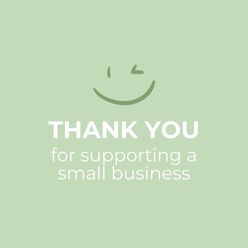 Peut inclure: Un graphique carr&eacute; vert sauge clair avec un visage souriant et clin d'&oelig;il dessin&eacute; &agrave; la main en vert fonc&eacute; en haut. Sous le visage, le texte indique THANK YOU en lettres capitales blanches, suivi de for supporting a small business en blanc.