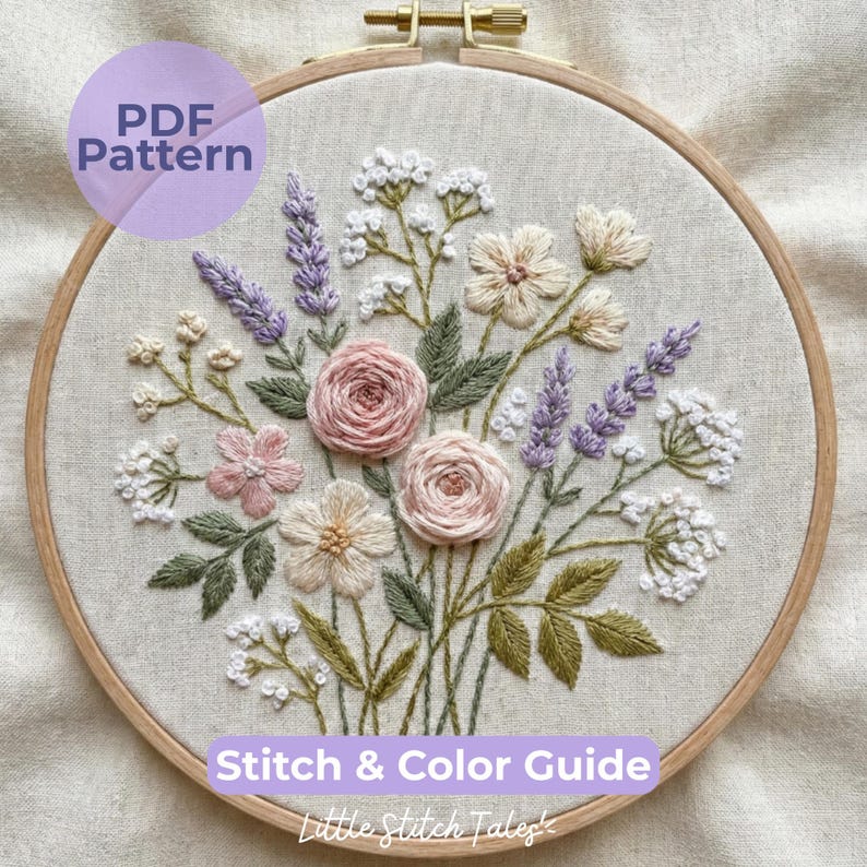 Peut inclure: Un tambour &agrave; broder pr&eacute;sentant un motif floral sur tissu beige. Le dessin comprend des roses roses, des brins de lavande violets et de petites fleurs blanches avec des feuilles vertes. Un cercle violet indique PDF Pattern et Stitch & Color Guide.