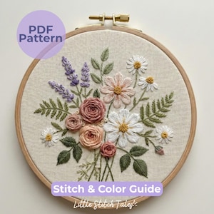 Op de afbeelding: Een borduurring met een geborduurd bloemenpatroon. Het ontwerp toont een boeket van roze, witte en lavendelkleurige bloemen. De tekst "PDF Pattern" staat in een paarse cirkel en "Stitch & Color Guide" staat eronder. De tekst "Little Stitch Tales" staat onderaan.