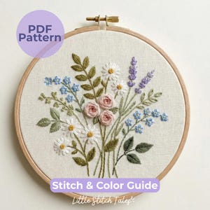 Könnte beinhalten: Gesticktes Blumendesign mit rosa Rosen, weißen Gänseblümchen, blauen Vergissmeinnicht und Lavendelzweigen. Das Design befindet sich in einem hölzernen Stickrahmen. Der Text auf dem Bild lautet "PDF Pattern" und "Stitch & Color Guide".