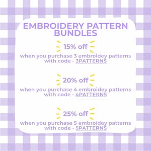 Peut inclure: Un panneau rectangulaire blanc aux coins arrondis avec du texte violet sur un fond vichy violet clair. Le texte indique : EMBROIDERY PATTERN BUNDLES, 15% off when you purchase 3 embroidey patterns with code - 3PATTERNS, 20% off when you purchase 4 embroidey patterns with code - 4PATTERNS, 25% off when you purchase 5 embroidey patterns with code - 5PATTERNS.