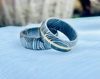 Anillo de acero de Damasco hecho a mano con incrustaciones de latón - Alianza de boda para hombre de 8 mm