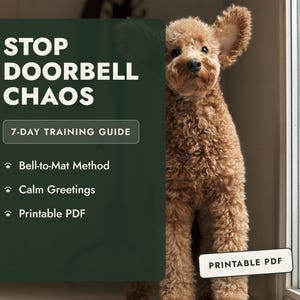 Peut inclure: Un chien brun aux poils bouclés se tient à côté d'un panneau rectangulaire vert foncé avec du texte blanc indiquant STOP DOORBELL CHAOS, 7-DAY TRAINING GUIDE, Bell-to-Mat Method, Calm Greetings et Printable PDF. Une étiquette indique PRINTABLE PDF.