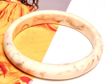 Vintage 1980 Bangle Cream with Chocolate Swirl Lucite Bangle Fun Fashion Retro Festival Jewellery Stacking Bangle