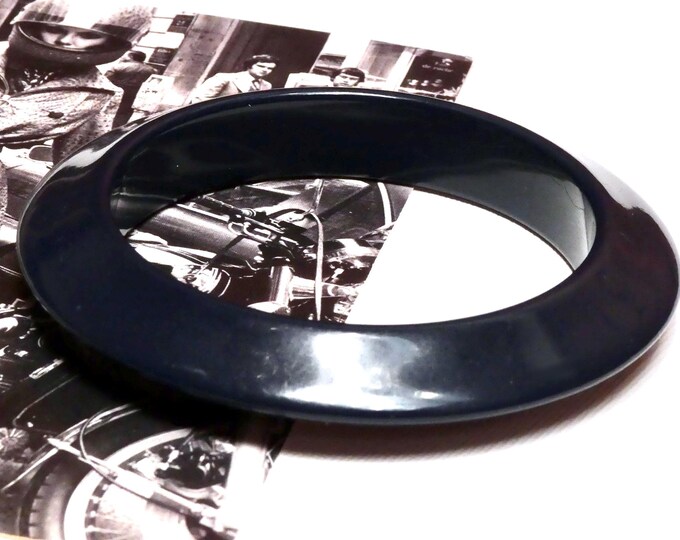 Vintage Retro 1980 Bangle Dark Navy Nearly Black Symmetrical Domed Saucer Shape Lucite Bangle Fun Fashion Retro Jewellery Stacking Bangle