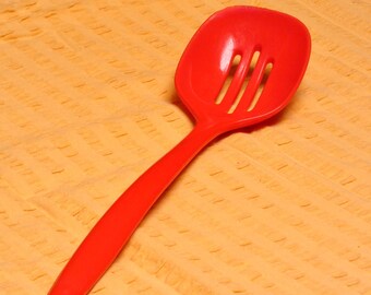 Vintage Plastic Bowls Plates Serving Ware Caravan BBQ Beach Picnic Red Serving Slotted Spoon