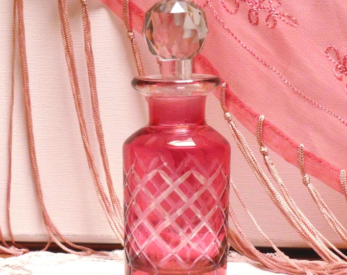 PHOTOS Vintage 1940s Perfume Scent Bottle Ruby Coloured Glass Hatch Cut Pattern Cylindrical Bottle Clear Cut Glass Stopper Vanity Dresser