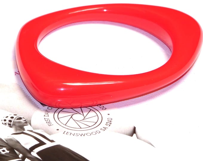 Vintage Retro 1980 Bangle Fire Engine Red Asymmetrical Lucite Bangle Fun Fashion Retro Jewellery Stacking Bangle