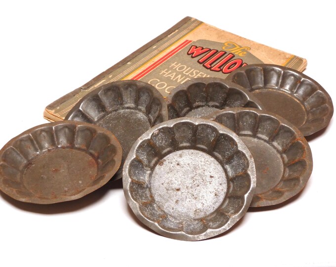 Antique 1930s Metal Pie Tins (Set of 6): Rustic Farmhouse Kitchenalia