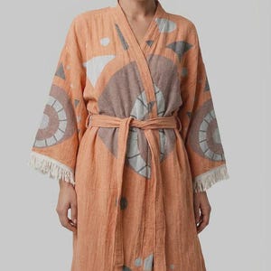 Kimonobadjas van terracottakatoen – handgeweven Turkse badjas met tribal zonnepatroon, boho-spa met franjes en strandkleed