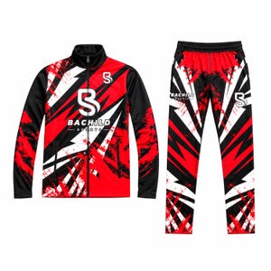 Könnte beinhalten: Ein passender Trainingsanzug bestehend aus einer Reißverschlussjacke und einer langen Hose mit einem abstrakten grafischen Muster in Rot, Schwarz und Weiß. Die Jacke zeigt den Schriftzug BACHILD SPORTS und ein Logo. Die Hose trägt ebenfalls das Logo.