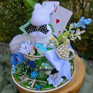 Magnifique lapin blanc, centres de table inspirés d'Alice au pays des merveilles. Idéal pour les mariages ou les décorations de fête à thème. Décoration mignonne, cadeaux. CHÊNE.
