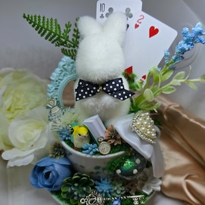Magnifique lapin blanc, centres de table inspirés d'Alice au pays des merveilles. Idéal pour les mariages ou les décorations de fête à thème. Décoration mignonne, cadeaux. CHÊNE.