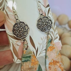 Vackra handgjorda örhängen i polymerlera med bladgulddetaljer, Lättviktiga, Mandala-mönstrade, Hartförseglade, örhängen för kvinnor, presenter,