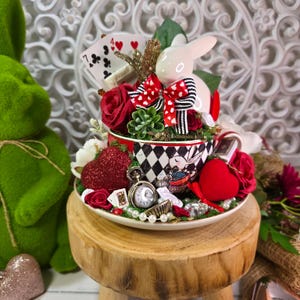 Magnifique reine rouge et lapin blanc, centres de table inspirés d'Alice au pays des merveilles. Idéal pour les mariages ou les décorations de fête à thème, les cadeaux. CHÊNE.