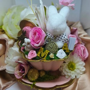 Magnifique lapin blanc, centres de table inspirés d'Alice au pays des merveilles. Idéal pour les mariages ou les décorations de fête à thème. Décoration mignonne, cadeaux. CHÊNE.