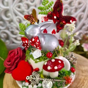 Magnifique reine rouge, centres de table inspirés d'Alice au pays des merveilles. Idéal pour les mariages ou les décorations de fête à thème. Décoration mignonne, cadeaux. CHÊNE.