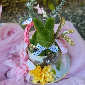 Magnifique lapin blanc, centres de table inspirés d'Alice au pays des merveilles. Idéal pour les mariages ou les décorations de fête à thème. Décoration mignonne, cadeaux. CHÊNE.