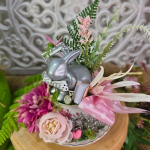 Magnifique lapin blanc argenté, centres de table inspirés d'Alice au pays des merveilles. Idéal pour les mariages ou les décorations de fête à thème. Décoration mignonne, cadeaux. CHÊNE.