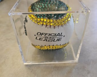 Decoración de béisbol con diamantes de imitación: Costuras oficiales de la liga, detalles en dos colores.