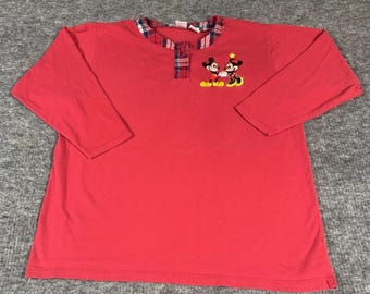 Maglietta vintage Disney da donna, taglia XL, rossa, modello Henley, con ricamo di Topolino e Minnie, vestibilità oversize.