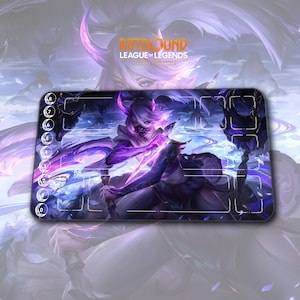 Puede incluir: Alfombrilla de juego rectangular Riftbound League of Legends con una ilustraci&oacute;n p&uacute;rpura y blanca de un personaje enmascarado con cuernos. La alfombrilla tiene zonas numeradas y el logotipo de Riftbound League of Legends.