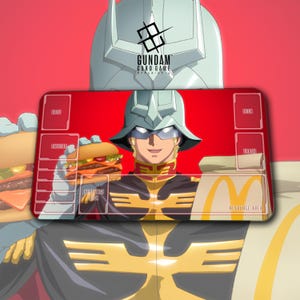 以下が含まれることがあります： 赤いガンダムカードゲームプレイマット。アニメのキャラクターがハンバーガーとマクドナルドのバッグを持っています。プレイマットには、Base、Shields、Resource Deck、Deck、Trash、Resource Areaのゾーンがあります。ガンダムのロゴが上部にあります。
