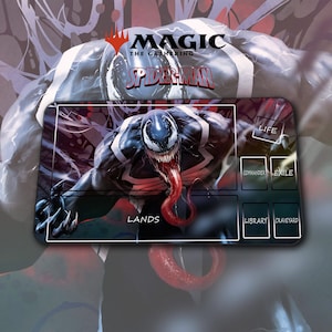 Könnte beinhalten: Eine Magic: The Gathering Spider-Man Spielmatte mit Venom. Die Matte hat ein Schwarz-, Weiß- und Rot-Farbschema mit ausgewiesenen Zonen für das Gameplay. Auf der Oberseite der Matte sind die Logos Magic: The Gathering und Spider-Man abgebildet.