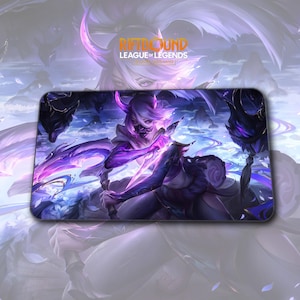 Puede incluir: Alfombrilla de rat&oacute;n rectangular con un personaje de League of Legends en morado y blanco. El dise&ntilde;o presenta una figura enmascarada con un arma, ambientada en un paisaje de fantas&iacute;a. El logotipo de Riftbound League of Legends es visible.