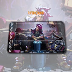 以下が含まれることがあります： Riftbound League of Legendsのトレーディングカードゲーム用の長方形プレイマット。紫と青の配色でキャラクターイラストが描かれています。マットには番号付きのゾーンとRiftbound League of Legendsのロゴがあります。