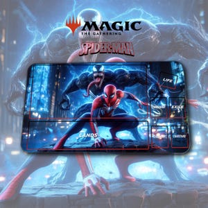 Könnte beinhalten: Eine Magic: The Gathering Spielmatte mit Spider-Man und Venom in einer dynamischen Action-Szene. Die Matte hat ausgewiesene Zonen für das Gameplay, mit Textbeschriftungen wie "LANDS", "LIFE" und "EXILE". Der Hintergrund ist eine Stadtlandschaft mit blauem und schwarzem Farbschema.